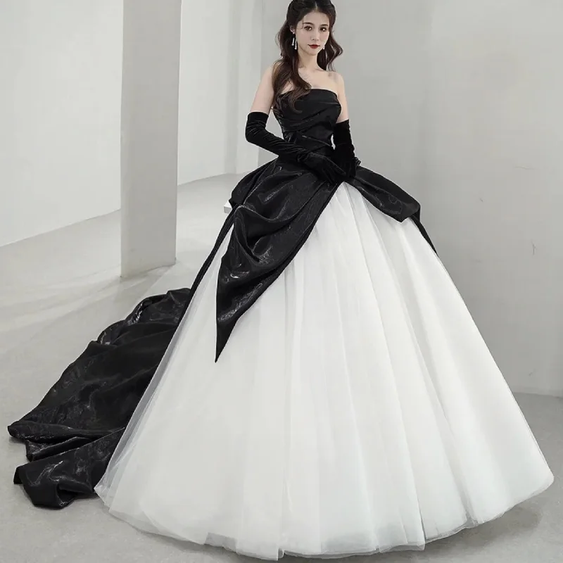 Women's Plus-Size Casual Outfit Black and White Wedding Dresses with Ballgown Strapless Neck