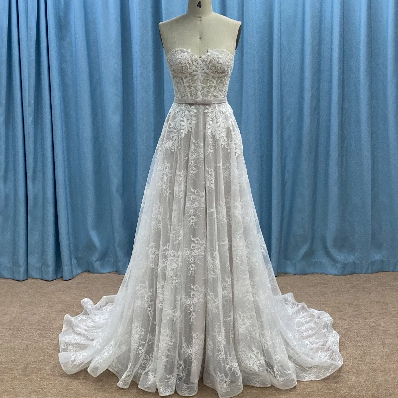 Women's Clothing For Holiday Travel Strapless Elegant Lace Wedding Dress with Sweetheart Neckline